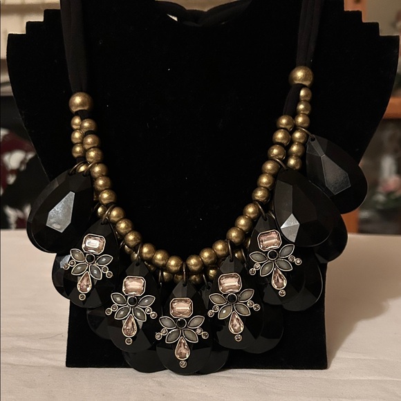 Jewelry - Elegant Black and Gold Statement Necklace